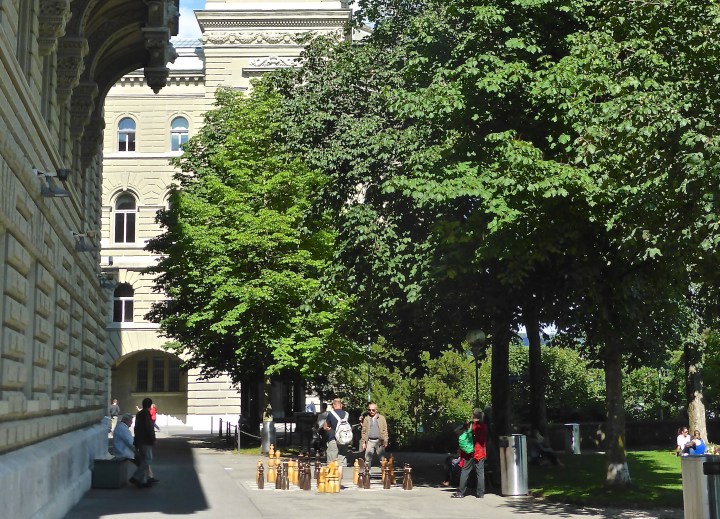 Chess players in the parliament gardens