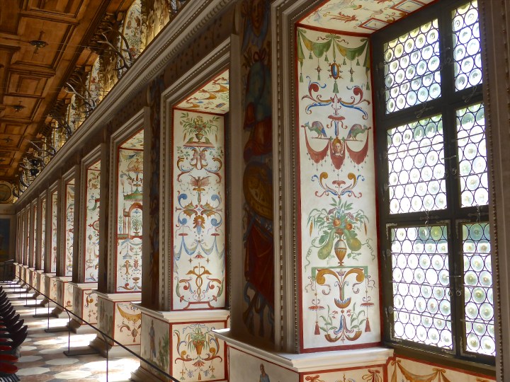 Window display: the renaissance decoration in the Spanish Hall