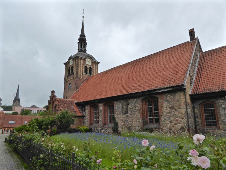 Flensburg: the Johanniskirche under leaden skies