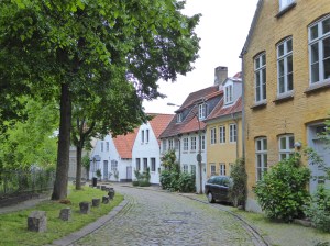 Flensburg: cobbled street behind the Johannis Kirche
