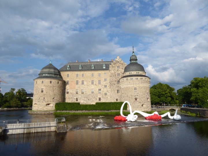 Örebro: the castle with Cheng Dapeng's Ao installation, aka 'deep-sea rising'