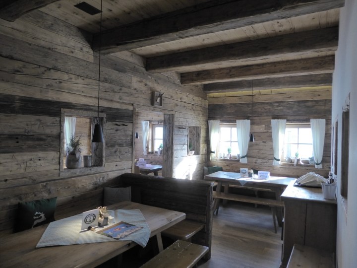 The cosy interior of the Steinbockalm