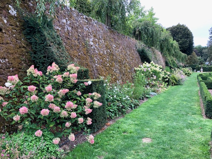 Potager Colbert: the long eastern wall, with ornamental planting and taxus buttresses